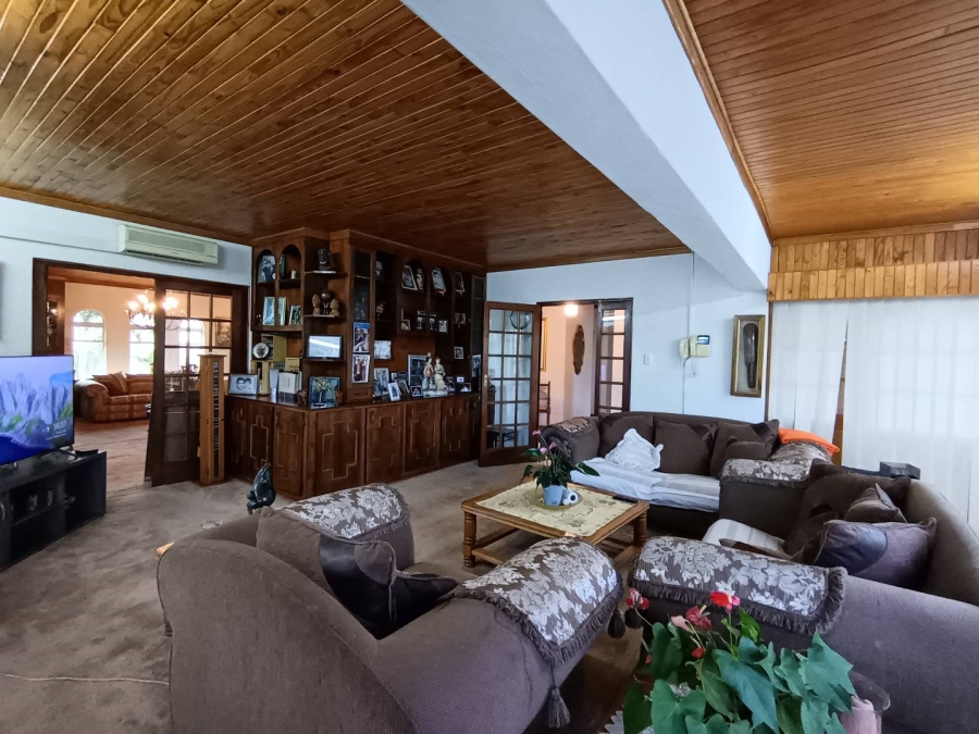 6 Bedroom Property for Sale in Heuwelsig Free State